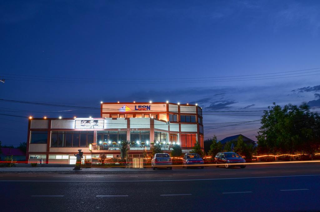 Motel - Restaurant Leon Bacău Exterior foto